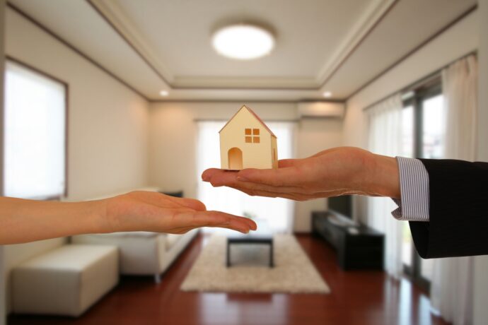 住みながら家を売る方法とは？デメリットや流れを解説