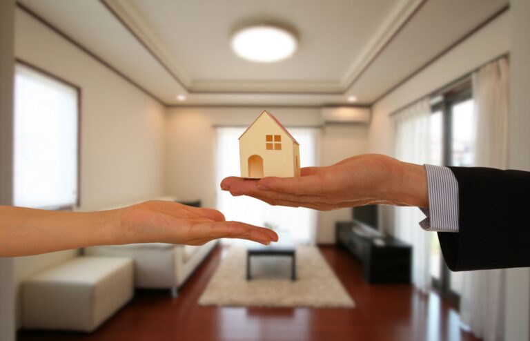 住みながら家を売る方法とは？デメリットや流れを解説